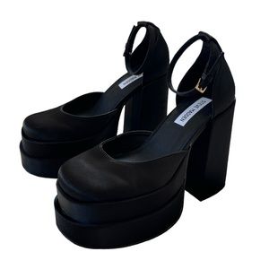 *SOLD* Steve Madden Charlize Platform in Black